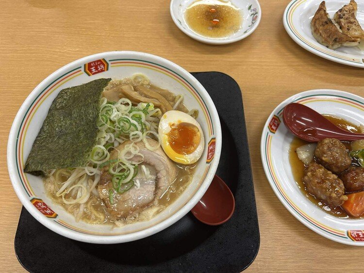 今日の夕食は餃子の王将 廿日市店の王将ラーメン、酢豚、餃子。全てジャストサイズ。ジャストサイズの王将ラーメンはもうちょっと麺を減らしてでもスープを増やしてほしい。