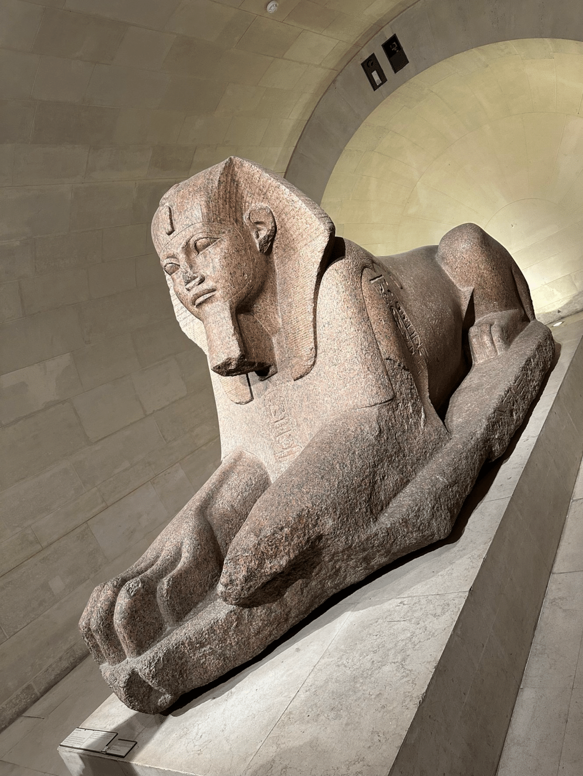 ルーヴル美術館鋳造工房監修 スフィンクス パリ】なんとなく撮った写真について調べてみた①｜りあんの旅食