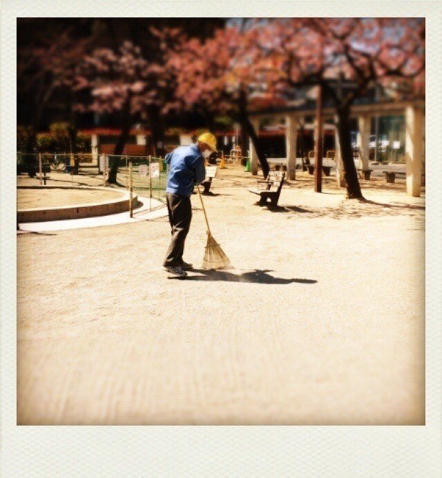 その人は来る日も来る日も公園を綺麗に掃いていた。芸術的といえるほど綺麗にした。そのときは誰も気づかなかったのだが、ほんの少し心優しい親子が、遠慮するようになった。いずれ、遠慮するのが正義だと1人が言い出した。正義の輪は広がり、やがてその公園には立ち入らないこととなった。最初はほんの些細な思いやりだった。