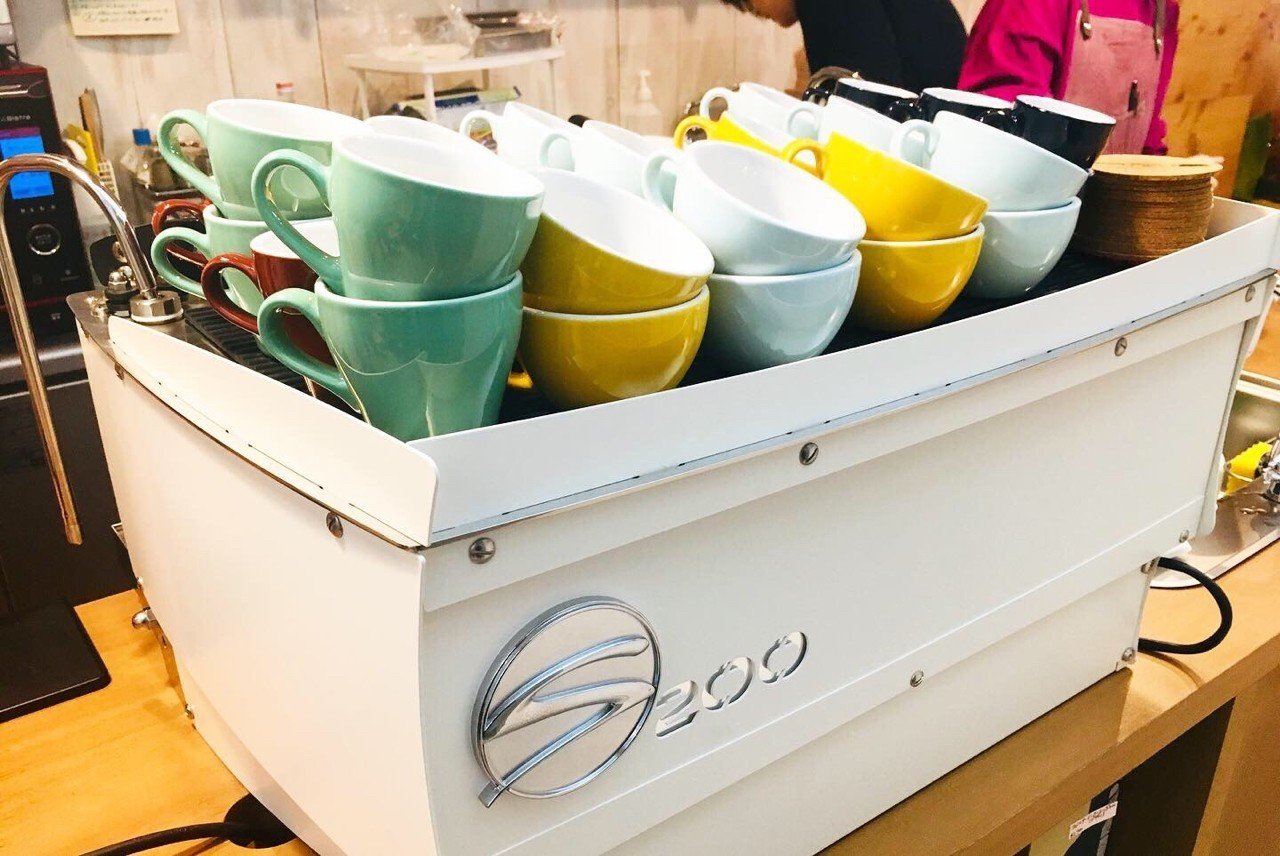 エスプレッソマシンの上にカップを上向きで置くか下向きで置くか｜舟戸