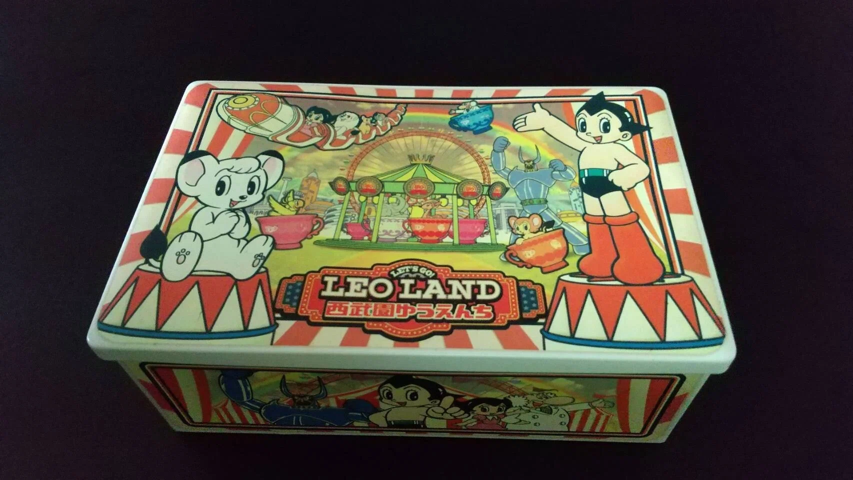 西武園ゆうえんちの「LEO LAND」キャンペーン、お菓子の缶ボックスを