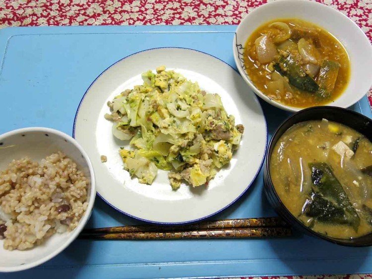 今夜はキャベツと玉葱と豚肉の卵チーズで頂き物の熊本は梅しらすふりかけの素炒め、カボチャと玉葱とミンチのしょうが煮、ワカメじゃがいも玉葱コーンとかのお味噌汁、ご飯です。