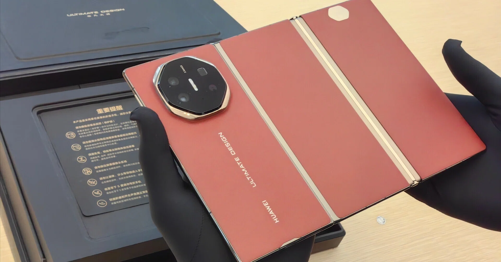 世界初3つ折りスマホMate XT Ultimate Designを触って興奮した|山根 世界初3つ折りスマホMate XT Ultimate Designを触って興奮した|山根