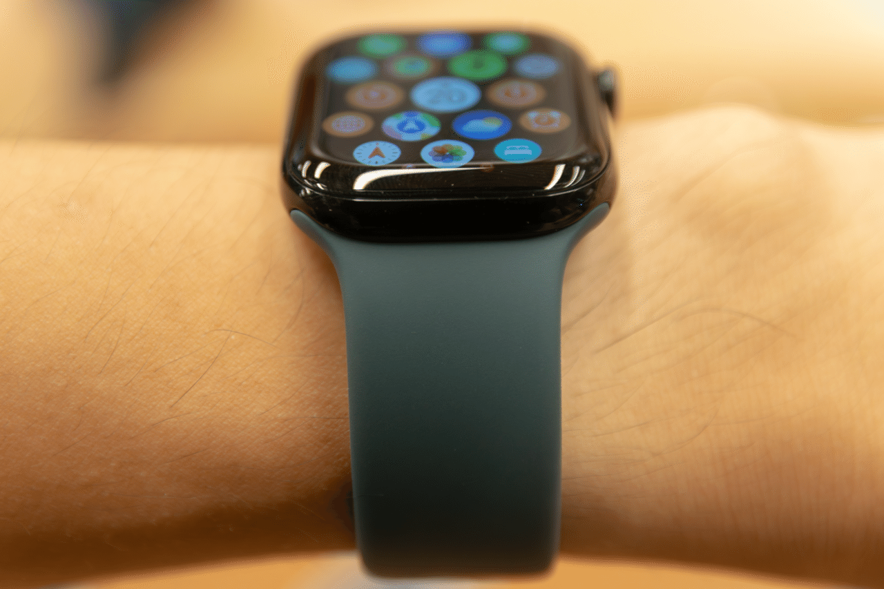 未使用品アップルウォッチSE GPSラバーバンド 極美品Apple Watch アップルウォッチ SE 第2世代 GPSモデル スター