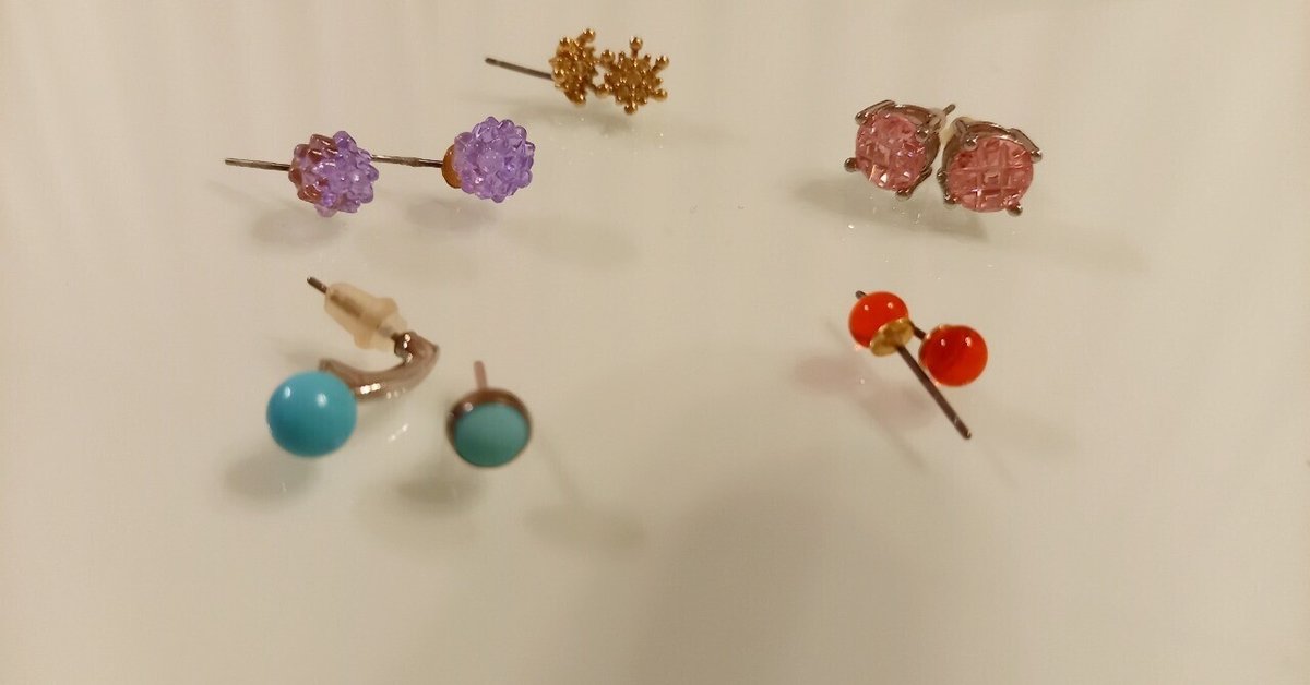 いちごのマスクチャーム 小 キラキラ蝶々 ピアス イヤリング⭐️⭐️ハンドメイド いちごのマスクチャーム 小 キラキラ蝶々 ピアス イヤリング