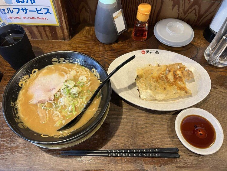 今日の昼食は天下一品 新天地店のこってり＋味噌と餃子のセット。ラーメン(並)1杯無料クーポンをゲット。☺️