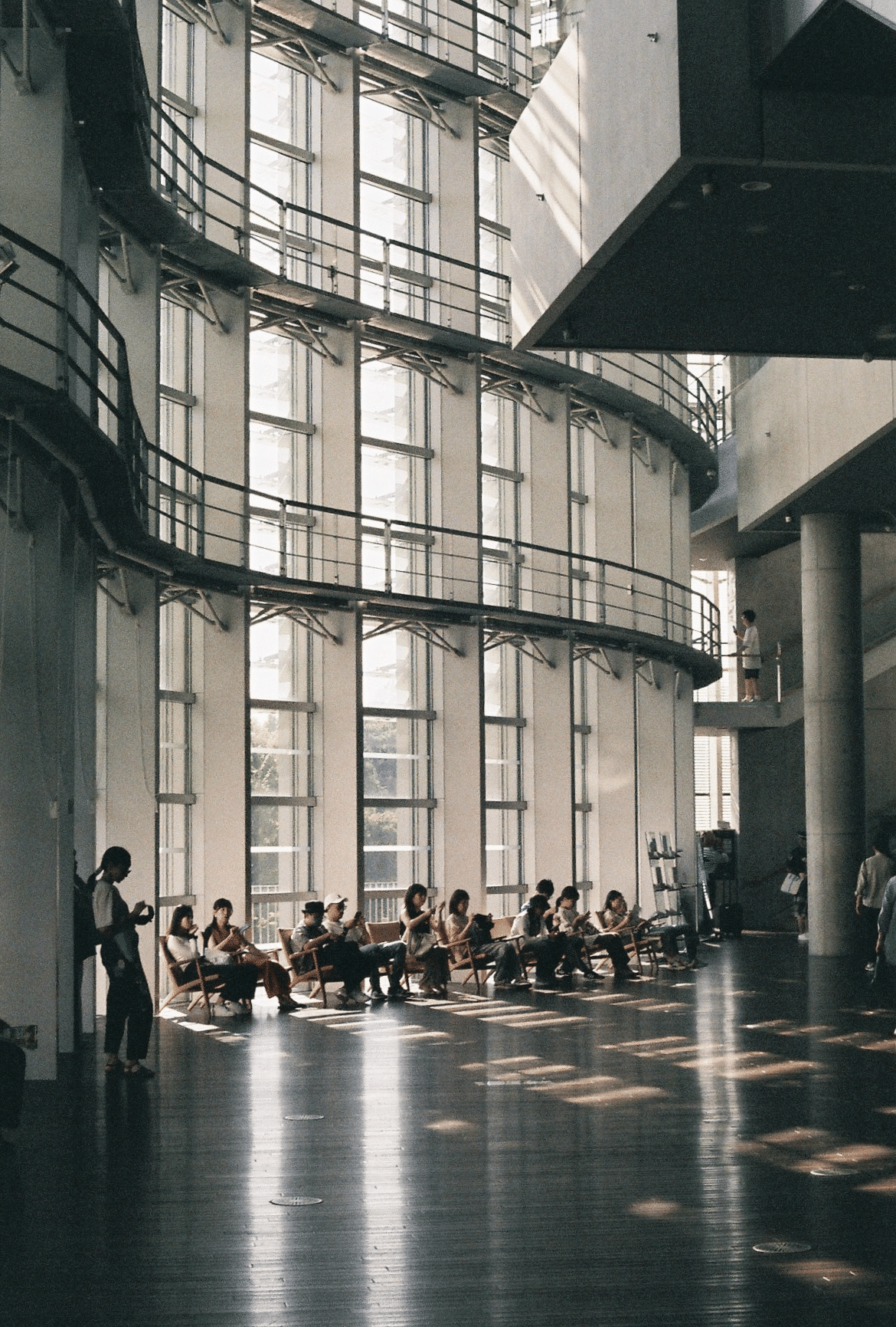 国立新美術館で楽しむ、名建築が魅せる光とアートが描く光