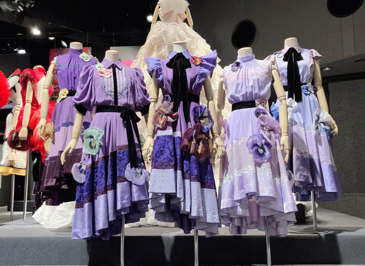 原宿「ケイタマルヤマ遊覧会」へ。乃木坂さんの衣装。舞台衣装らしから 