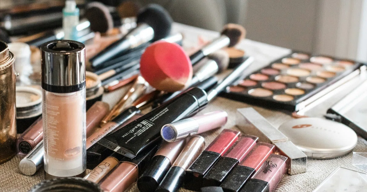 Advanced Under-Eye Concealing Techniques Taught by Pros: Applying ...