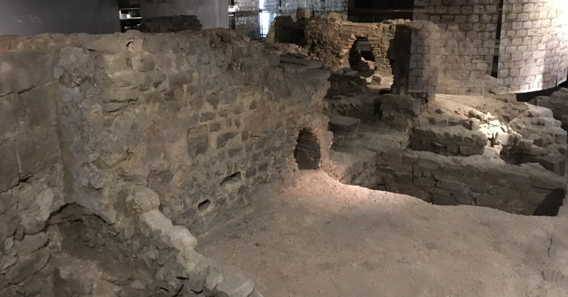地下のある教会や街角(8/8) 仏パリのノートルダム大聖堂前の古～い地下