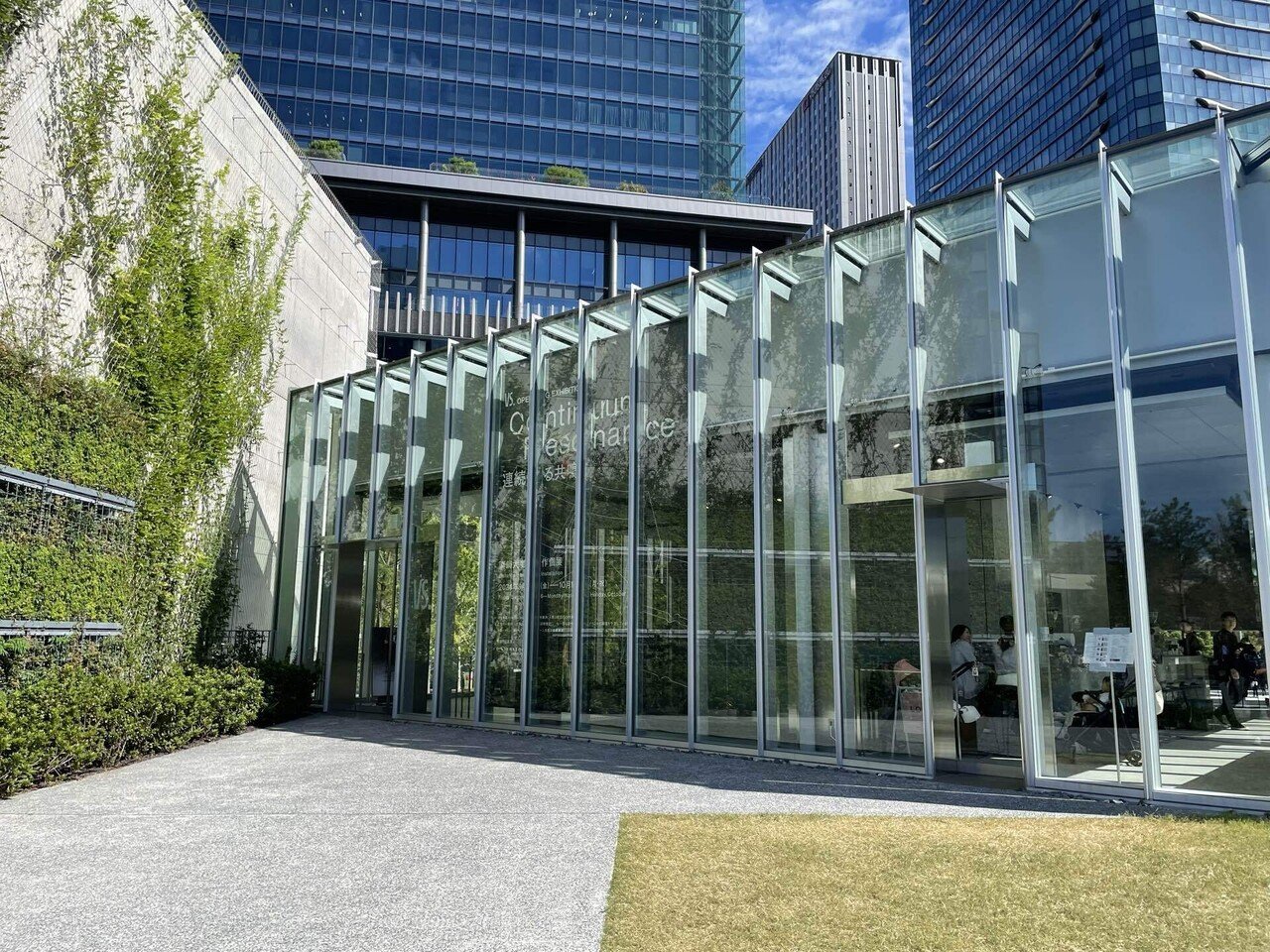 大阪駅横の新名所！安藤忠雄建築×真鍋大度の展示がすごすぎて頭が