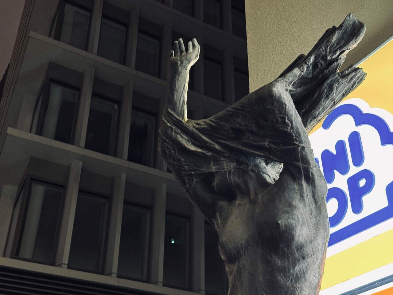 内幸町にも謎の銅像が！？｜WAGNAS-都内アドベンチャーサークル-