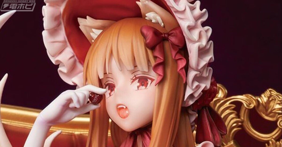 赤いドレスを纏いソファーに腰掛けた姿が愛らしい！『狼と香辛料
