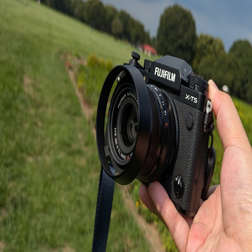 富士フイルム X-T5 富士フイルム、“Xシリーズ第5世代”「X-T5」一部ラインアップに供給遅れ