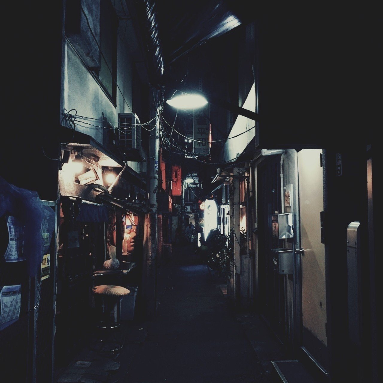 キャラクター紹介8 ガスマスクの男 濃紺色 Note