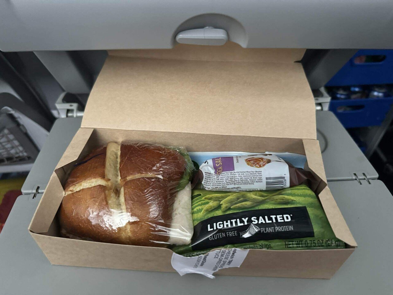 LA旅行で困ってました】アメリカン航空機内食とアボットキニー通りThe