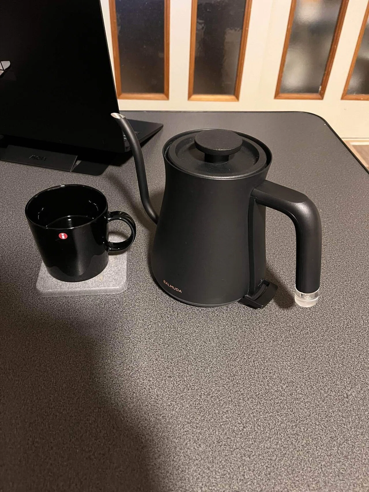 バルミューダの電気ケトルの魅力！】モノトーンと機能美を追求！｜じょ