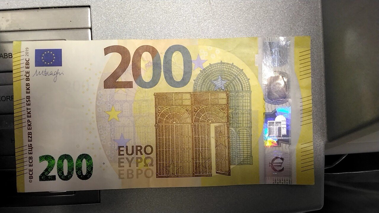 初200ユーロ札（現在1ユーロが162円なので、200ユーロは32400円
