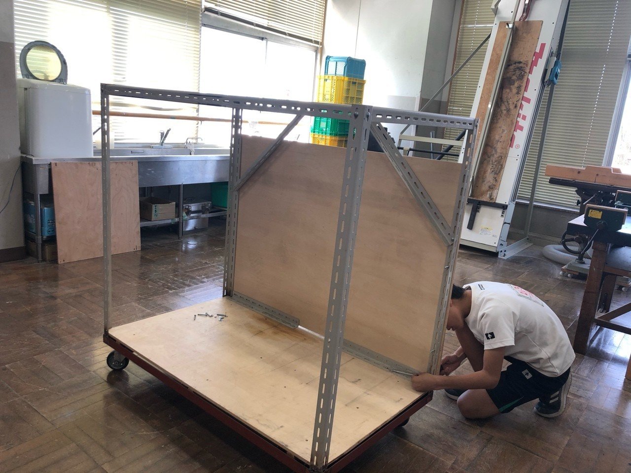 荷物台車を改造して作業台をつくりました｜ishizuka