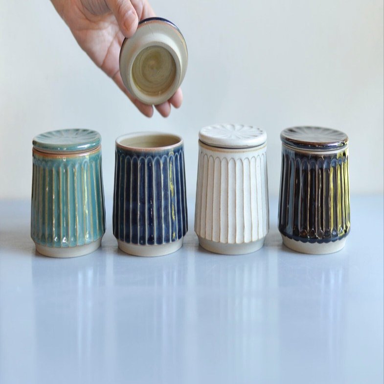 それぞれの個性や得意分野を比べてみてください。石見焼のうつわ、揃っ