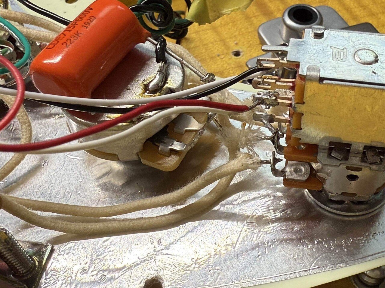 オリジナルMODストラトキャスターのリアピックアップを決める。EVH