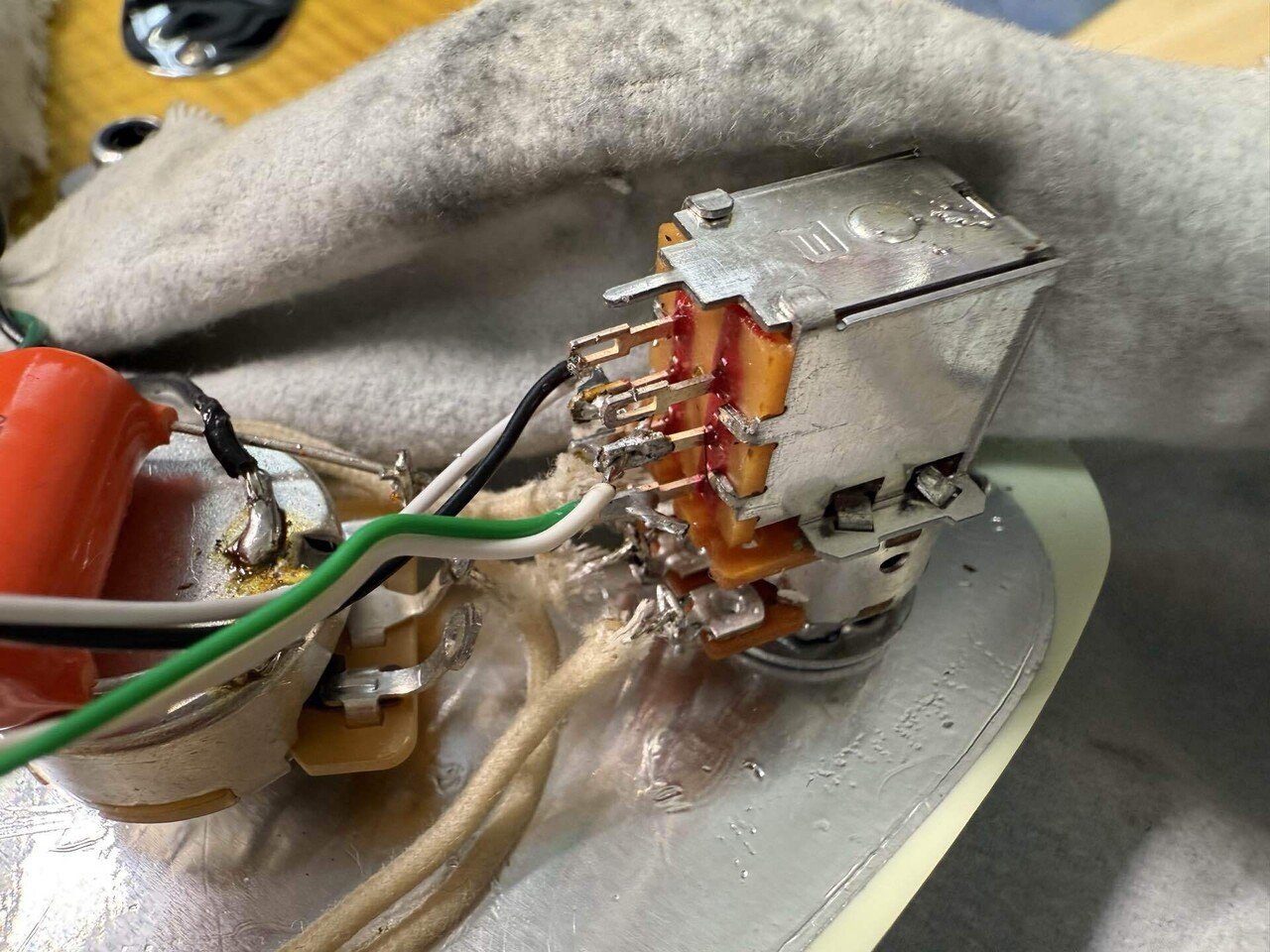 オリジナルMODストラトキャスターのリアピックアップを決める。EVH