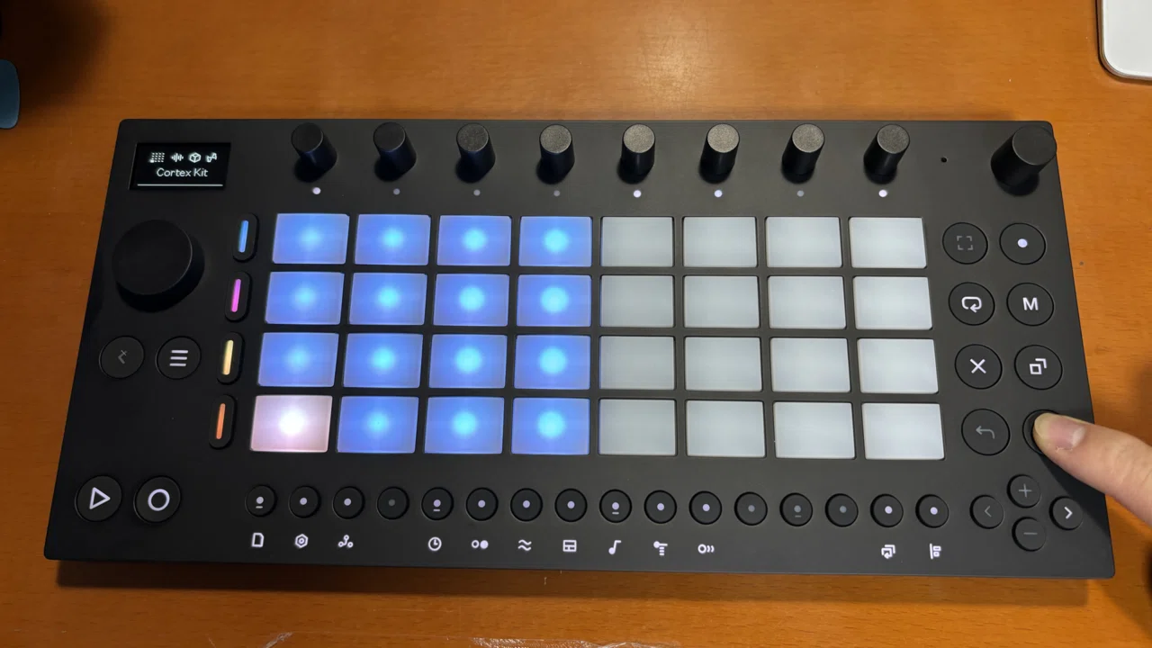 ableton Move サンプラー シーケンサー　スピーカー、マイクが内蔵 ableton Move サンプラー シーケンサー スピーカー、マイクが内蔵