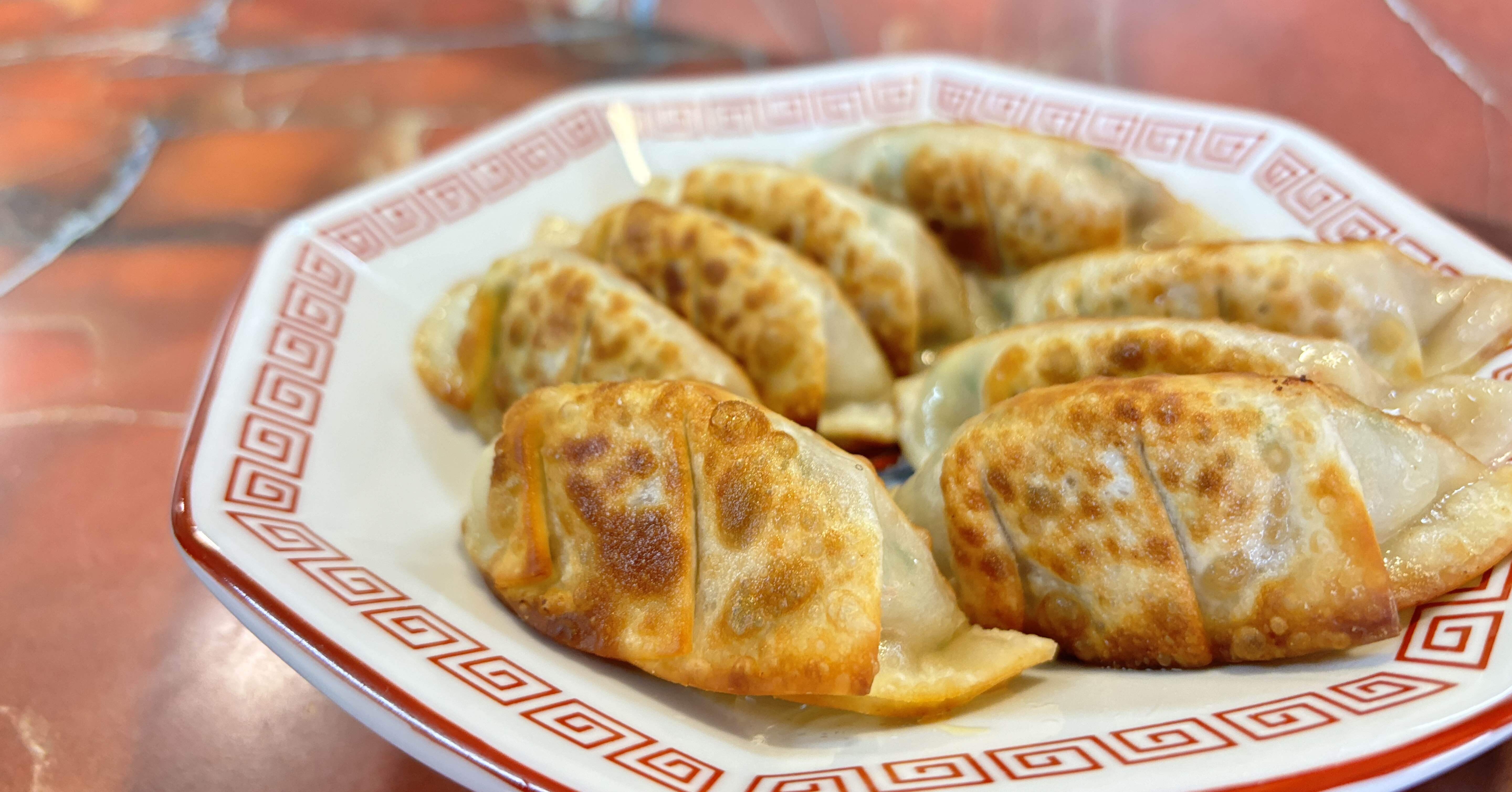 宮崎の名店!! いくつでも食べれる3面焼きの餃子。────八味屋