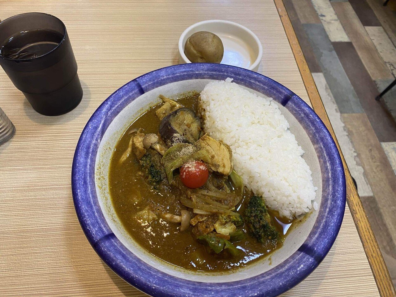 やるべき作業は後回し、カレーを食べたり、服を買ったり、パンフ