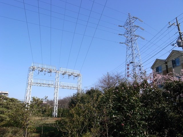 登戸線9号。上はJRの送電線。送電線が交差するところはこのようにどちらかが頭を下げて道を譲る。2009年3月撮影。