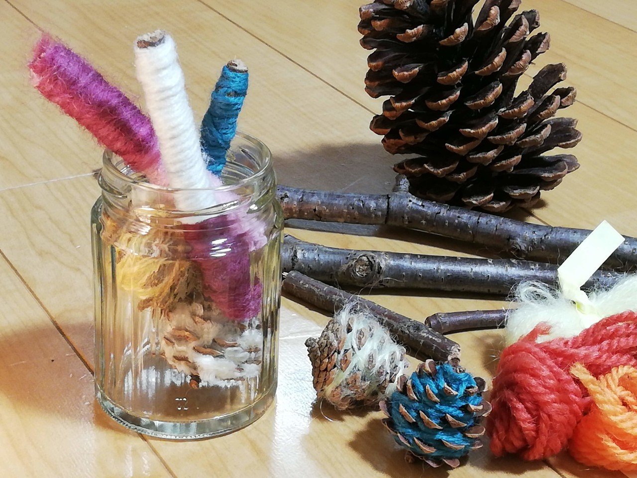 秋の工作・松ぼっくりと小枝と毛糸で｜一ノ瀬雅美＠アトリエ樹乃会