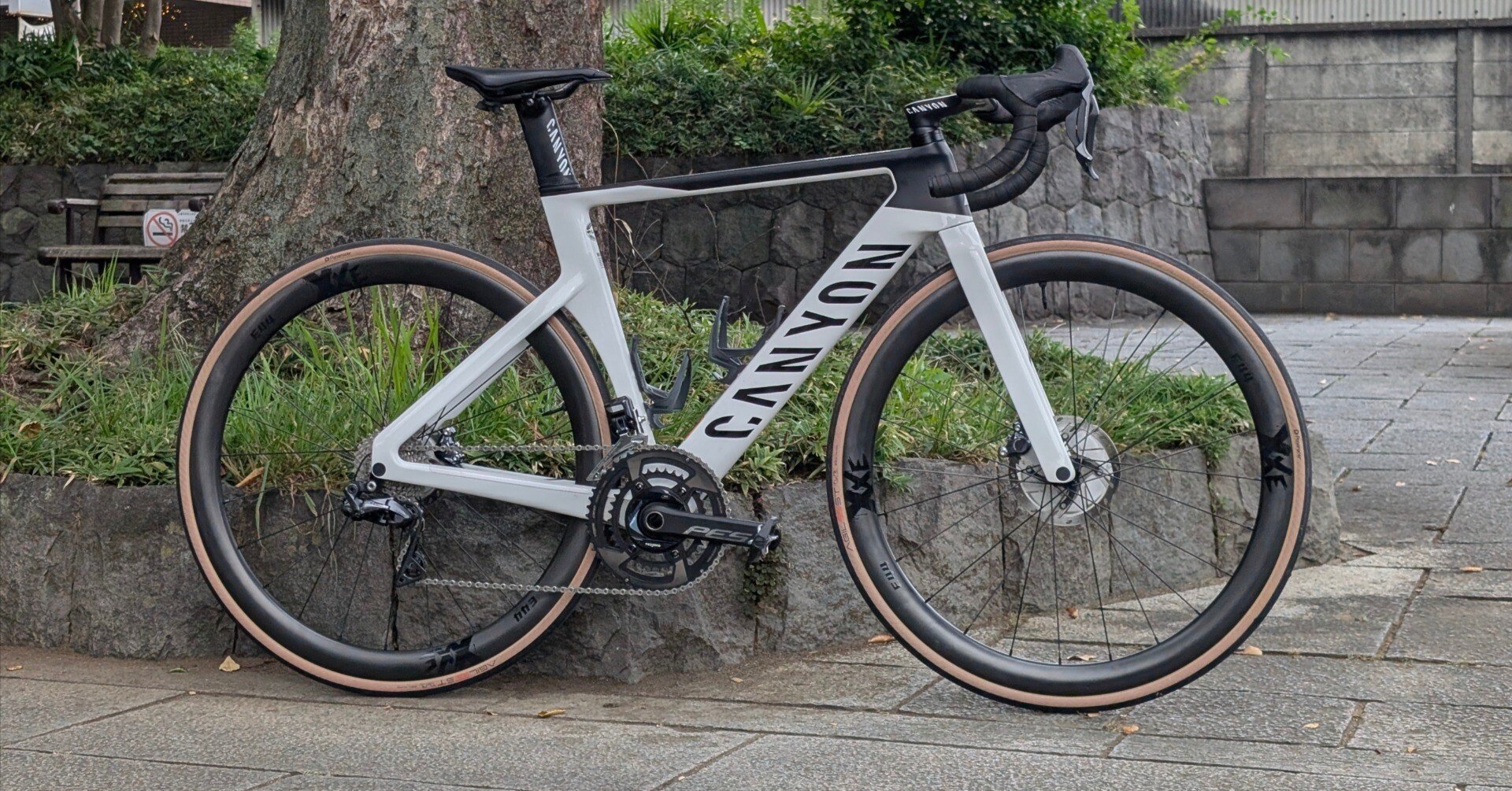 空気を切り裂け！Canyon Aeroad CF SLX、風と戯れる冒険の先に