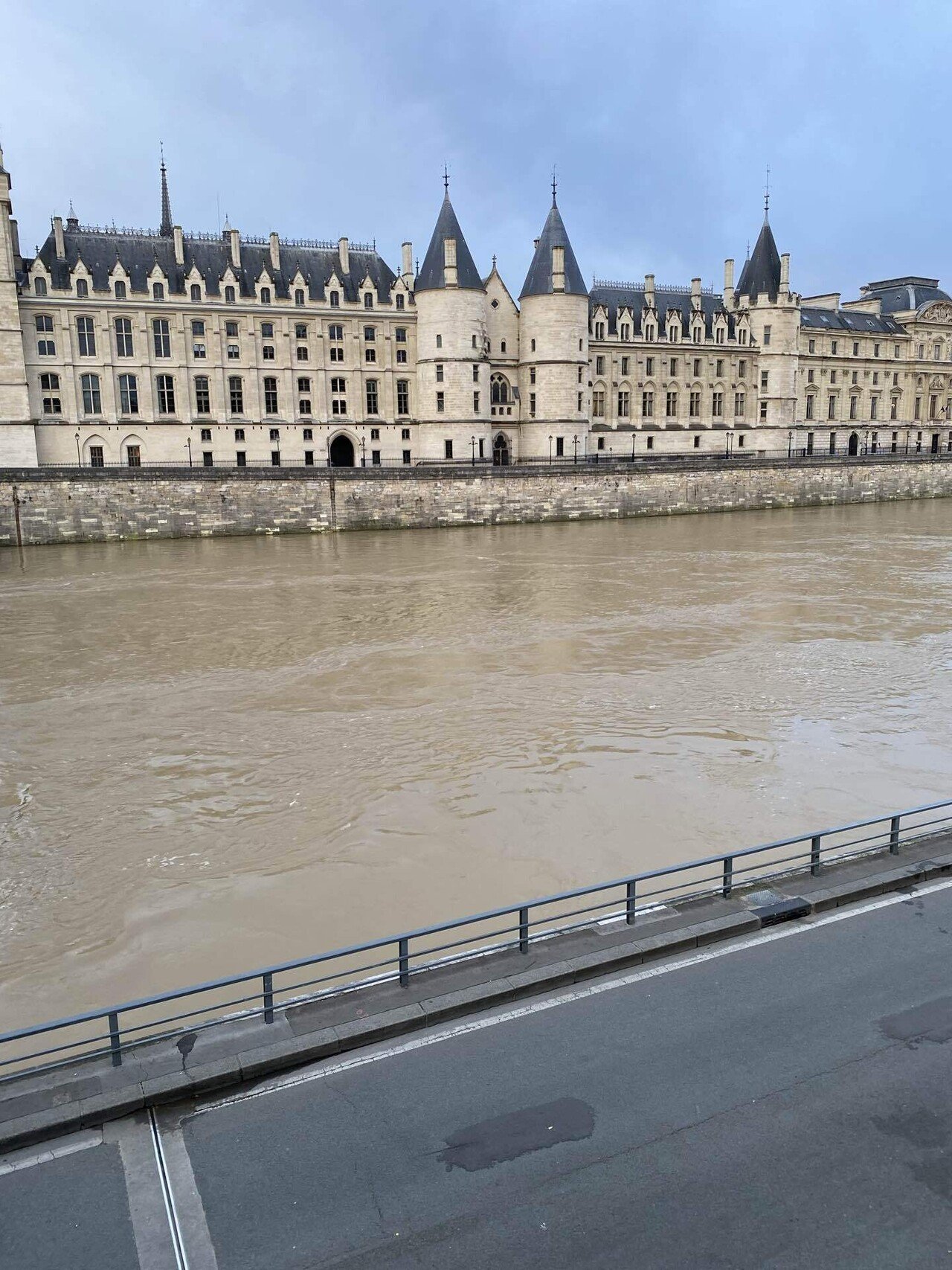 パリ旅行記2024🇫🇷④シテ島からルーヴル美術館｜はるか｜音に