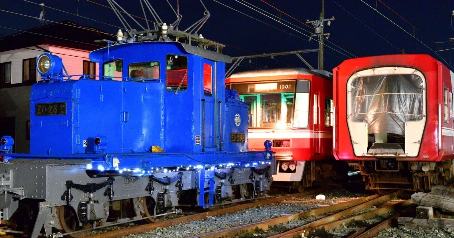 ひとひらの写真から 1枚目】遠鉄の赤い電車は青い機関車にひかれて最後