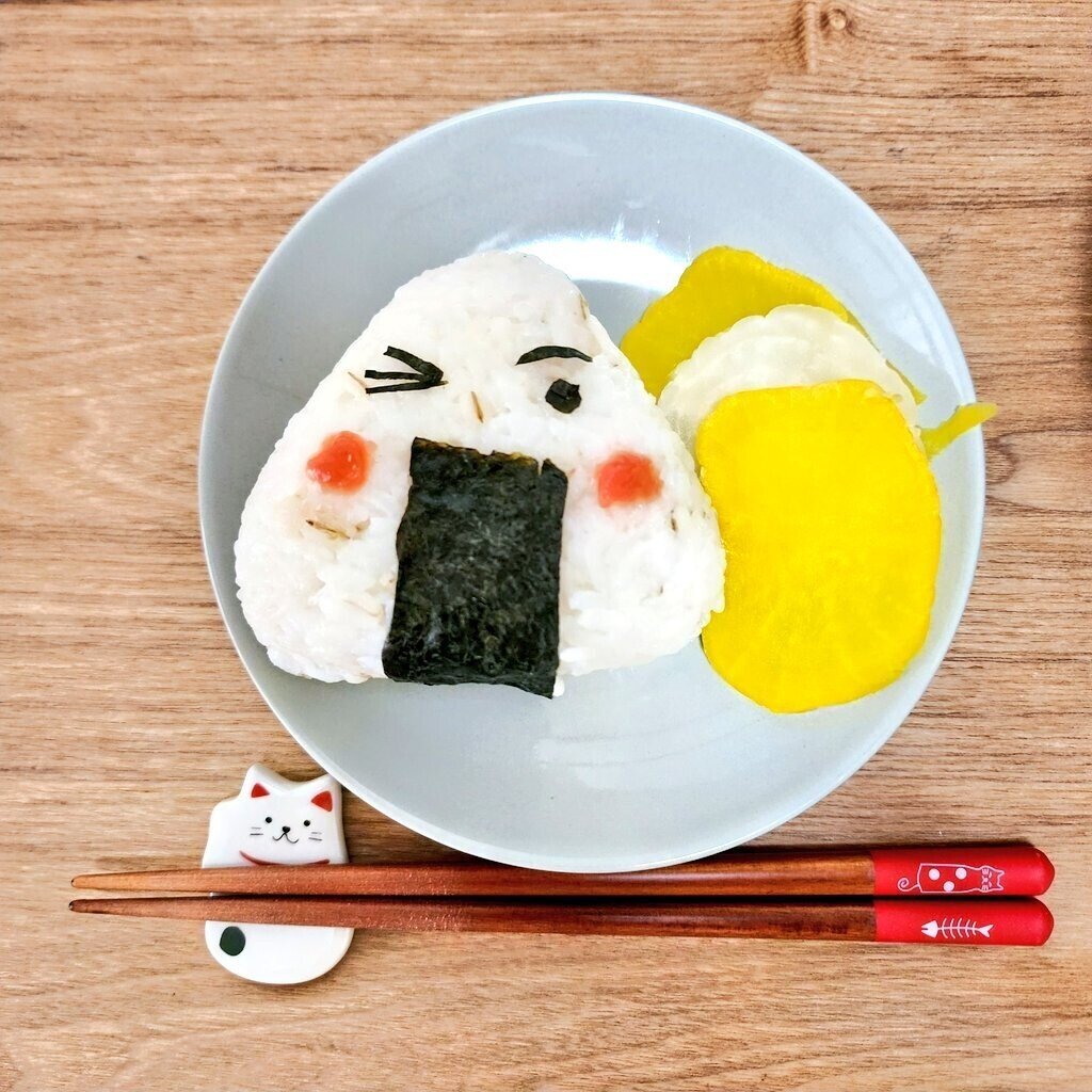 今日のおにぎり🍙 どーしても、おにぎりに顔を描きたい…🍙ﾑｽﾞｲ  