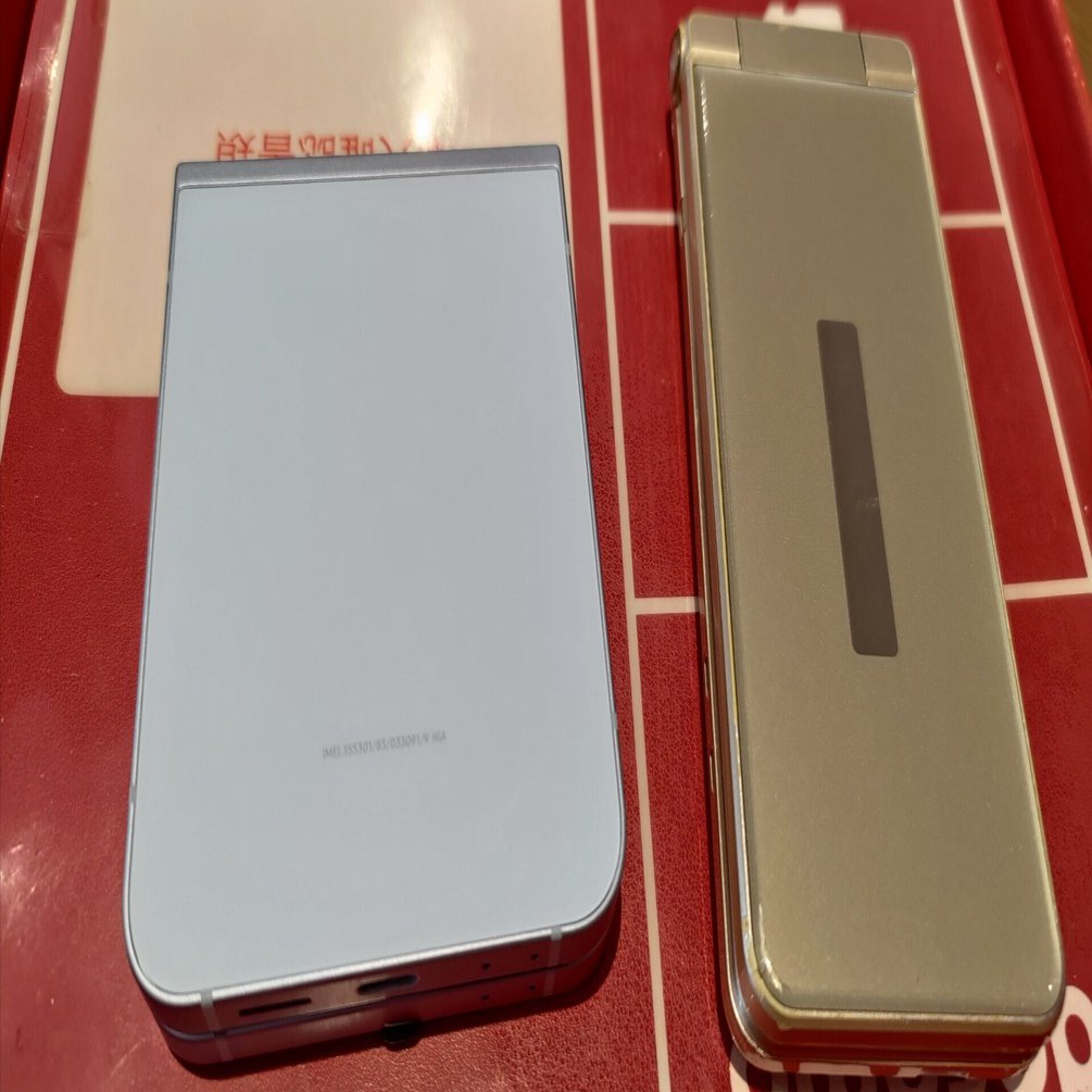 ガラケー、スマホなど43台 0343】長年使ったガラケー型のスマホ（ガラホ）を折り畳みできるスマホ
