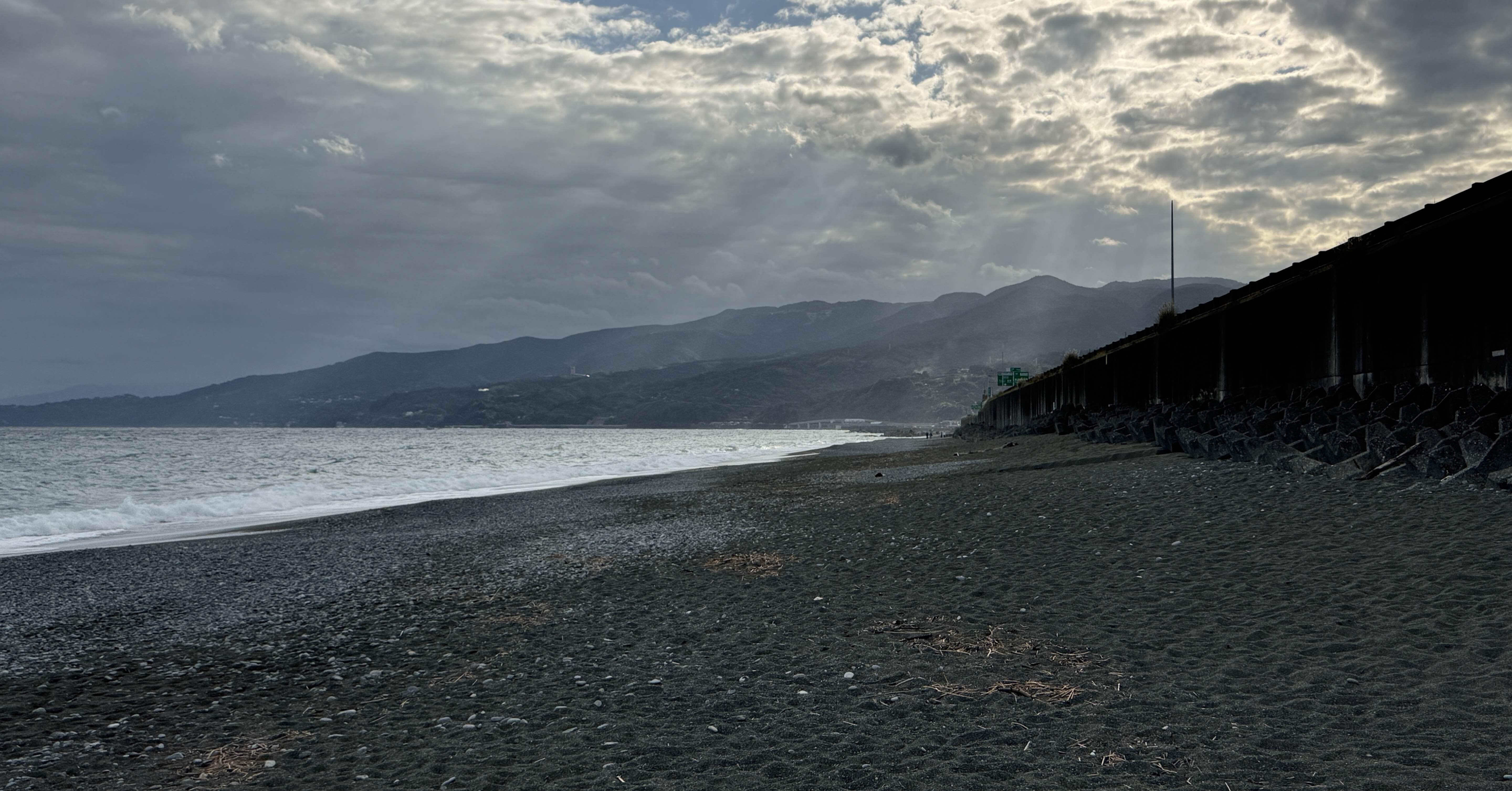 海で拾った石 海岸で拾った石を割ってみると…… 中から現れた“まるで海のような光景