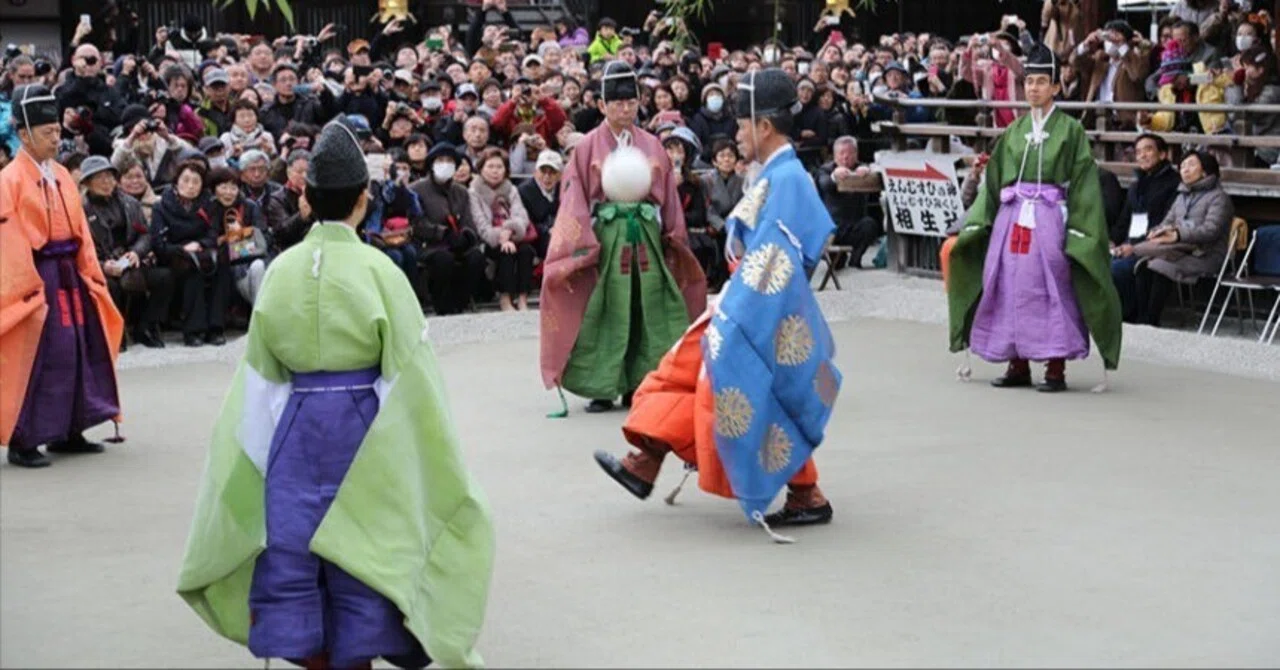平安時代の貴族社会で流行した「蹴鞠」 正月の下鴨神社の「蹴鞠はじめ