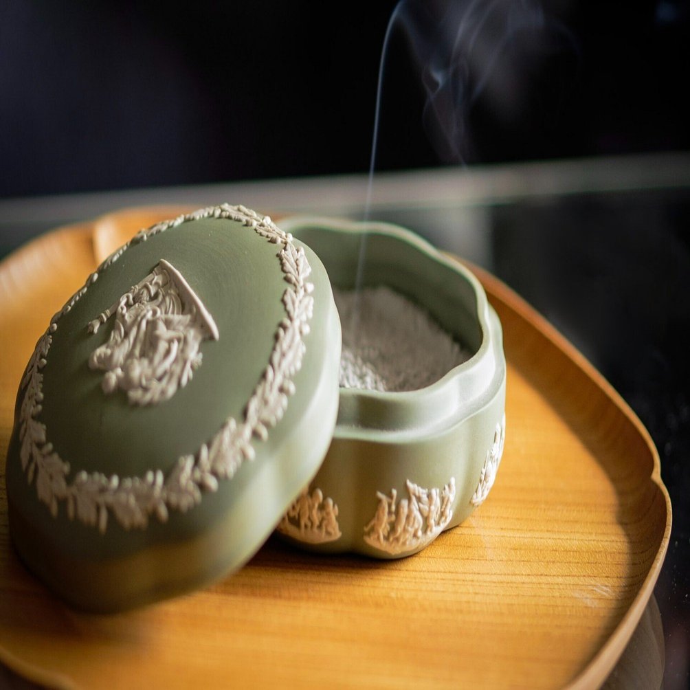 教えてタカハシさん～日本美術史余論～ ＃5「緑地白貼人物盒子（香炉