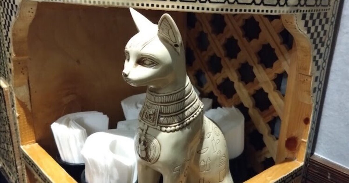 石柱に寄りかかっている 古代エジプトの女神 バステト猫神 彫像 石柱に寄りかかっている 古代エジプトの女神 バステト猫神 彫像