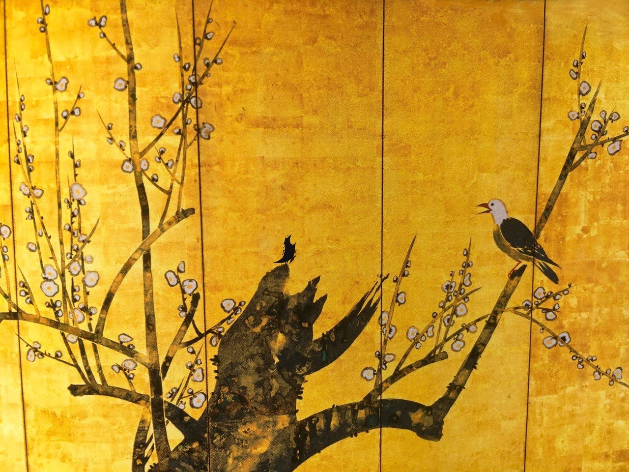 中村芳中作白梅小禽図屏風の中に飛び込んだダイルクロコダイル氏