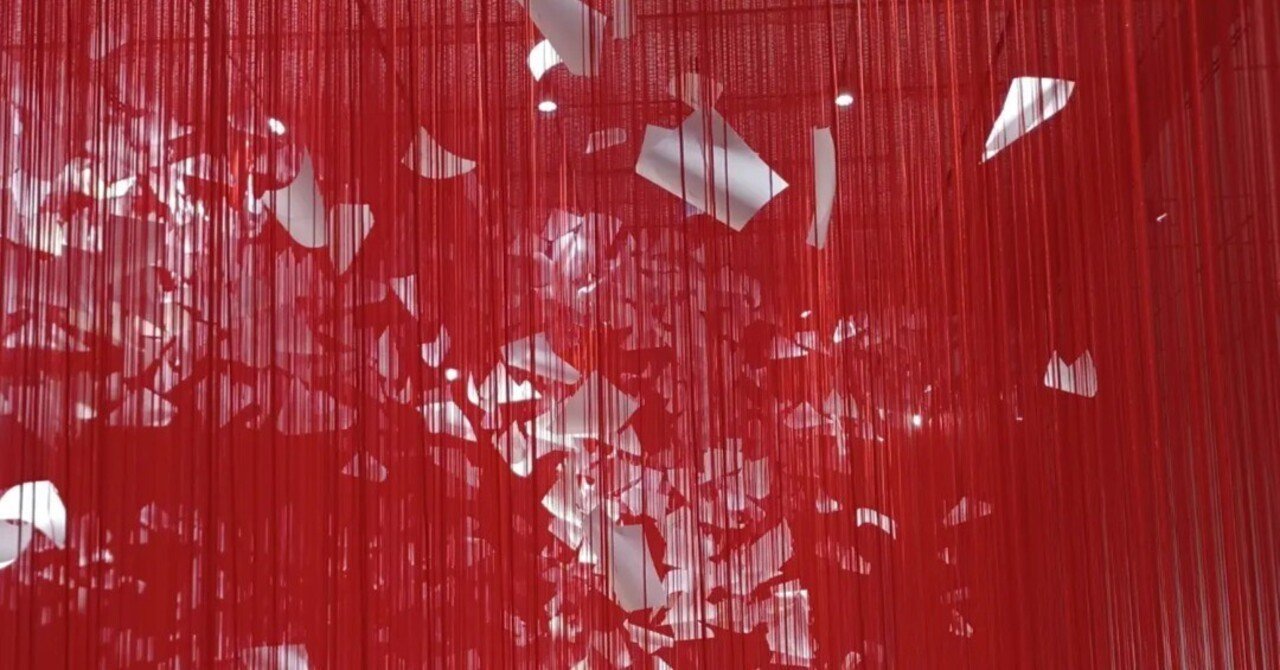 塩田千春「つながる私(I, アイ）」展｜碧緑（あおみどり）