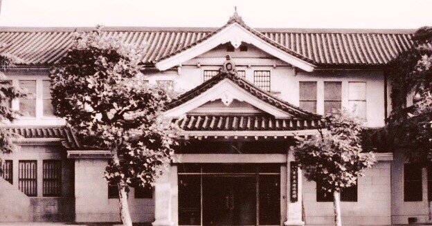 東京美術市場史 薩摩 金襴手カルタ散らし図 花瓶」陽山 / 明治時代