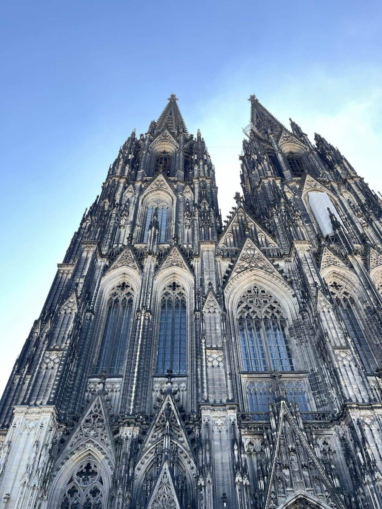 ケルン大聖堂の夜景待ちしてたら、サラリーマン2人と24時まで飲んでて