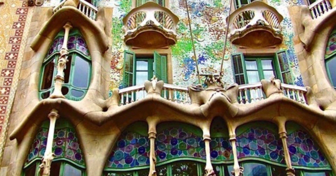 写真紀行 旅のひと時 波打つ建物の下で カサ バトリョ バルセロナ スペイン Hasegawa Koichi 長谷川 浩一 Note 写真紀行 旅のひと時 波打つ建物の下で カサ バトリョ バルセロナ スペイン Hasegawa Koichi 長谷川 浩一 Note