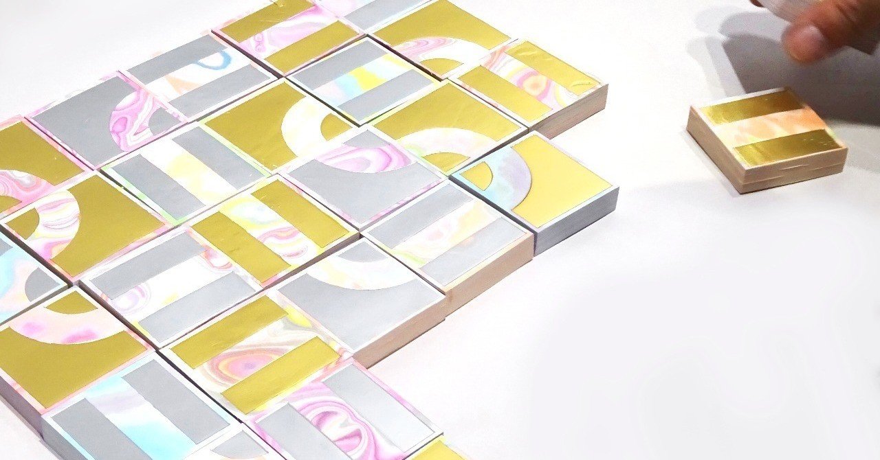 蓄層された紙の塊に箔押し」｜コスモテック