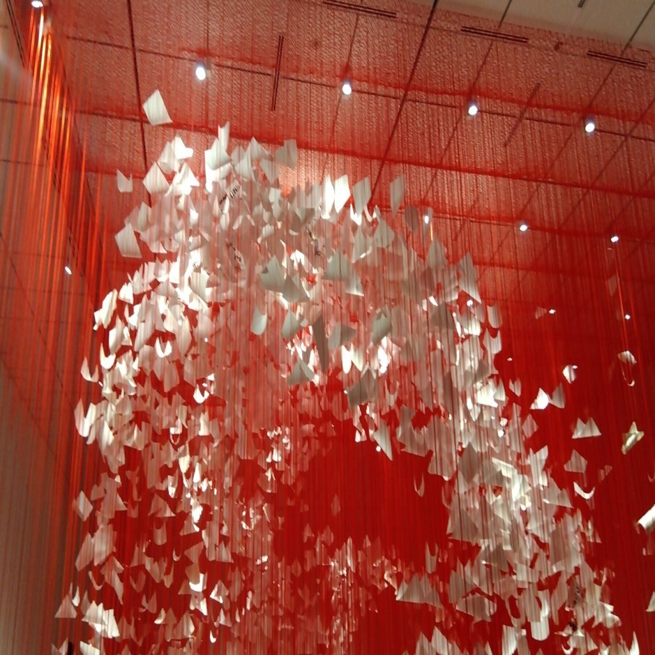 糸で紡ぐ空間アートの世界／塩田千春 つながる私（アイ）大阪中之島