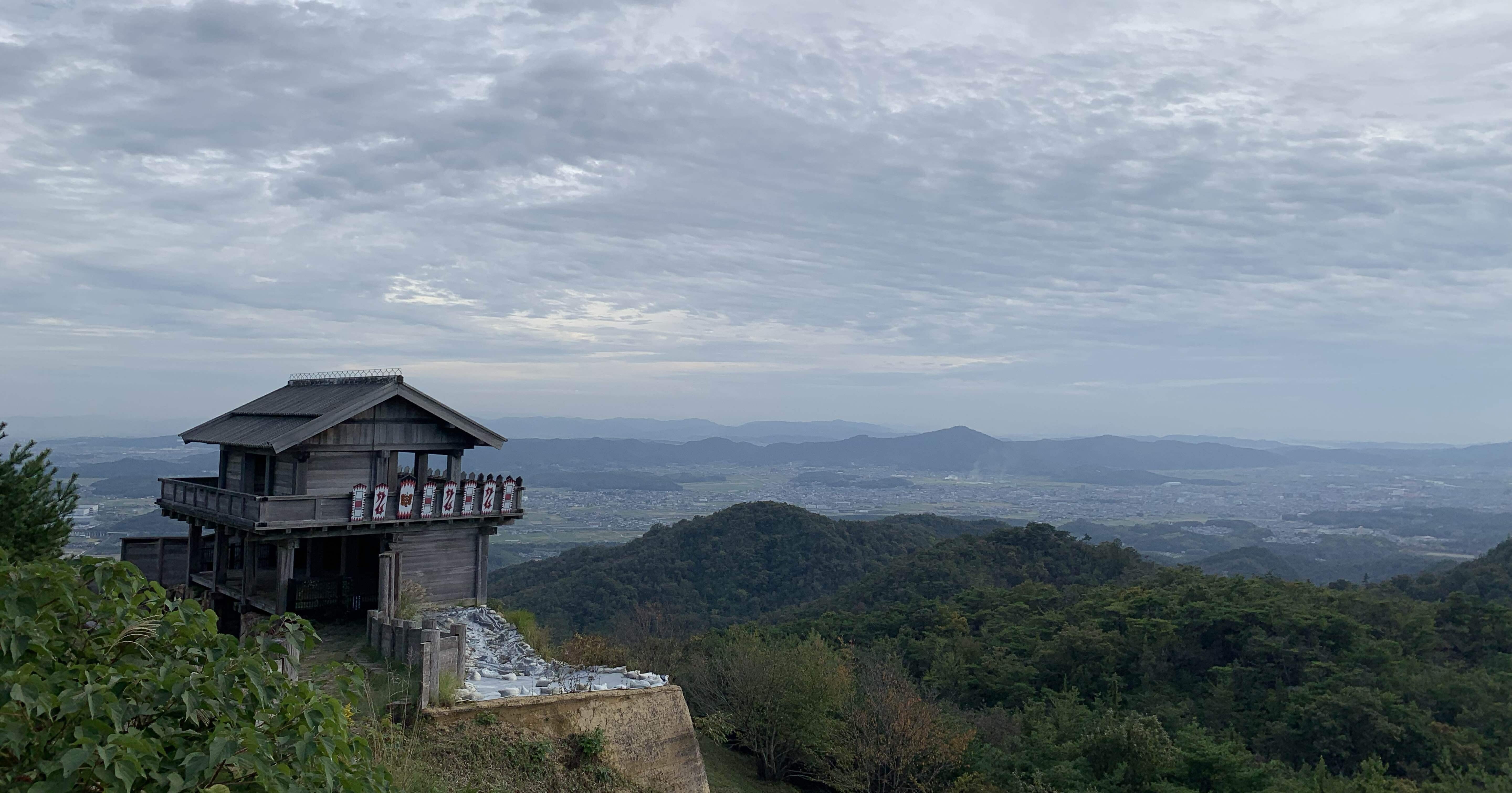 鬼ノ城西門から、広〜い岡山平野を望む｜にぐまっち【転機をエッセイに