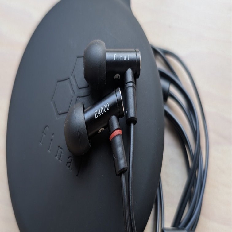 日本製の安定感。全てをこなせる小型有線イヤホン、Final E4000