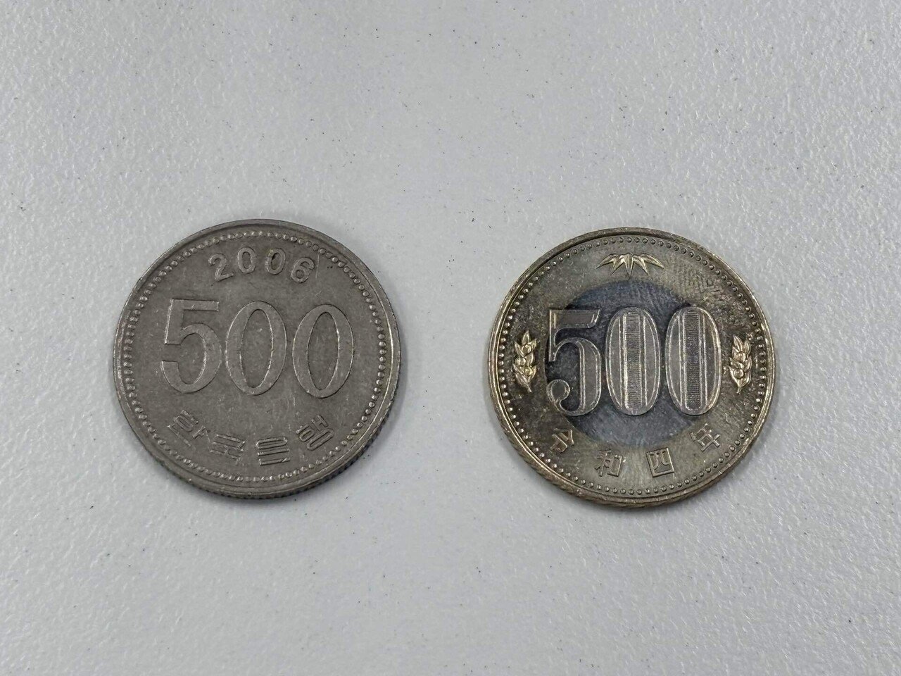現金支払いする時に、500円玉の中に500ウォン玉を混ぜるという